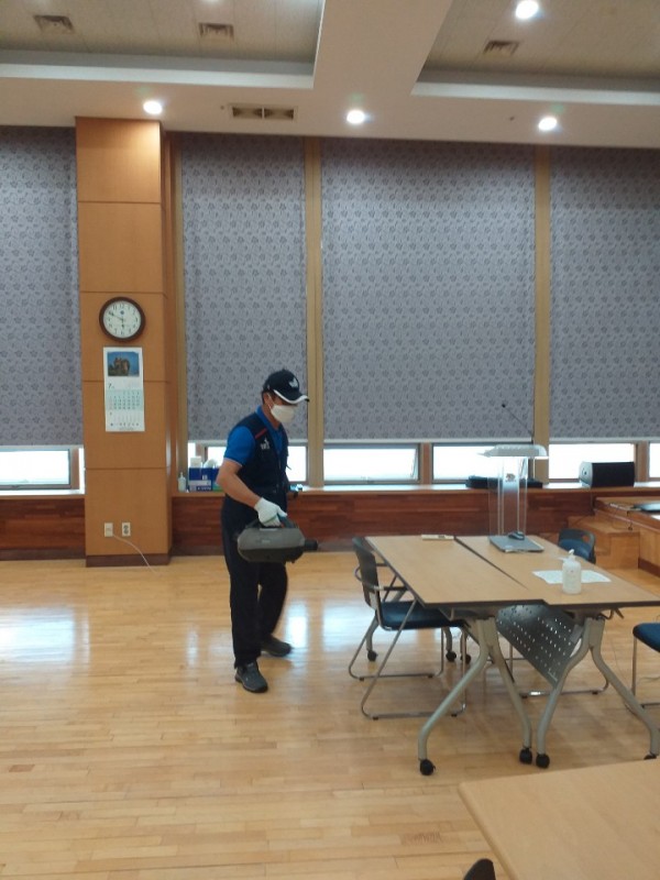 사람들의 손이 많이 닿는 의자와 책상, 난간, 손잡이 등도 소독! 방역방역